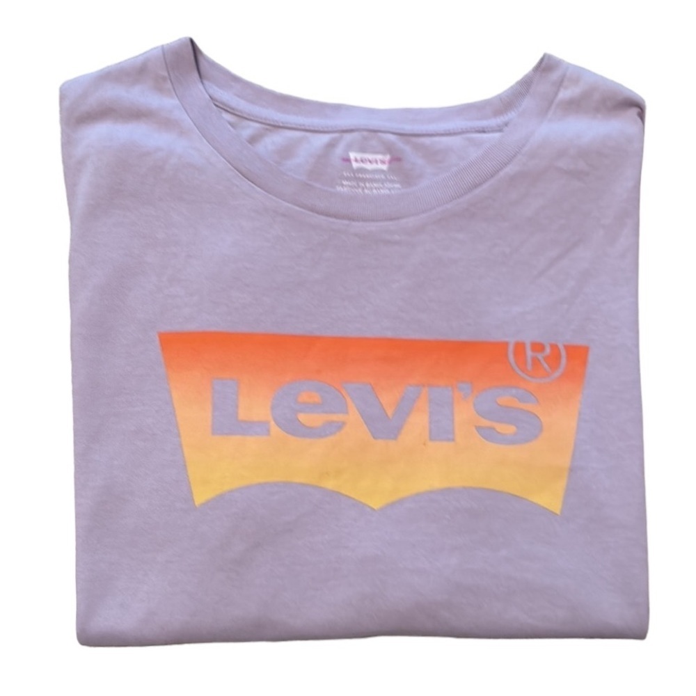LEVI’S. Women’s Logo Lavender/ Purple T-shirt shirt Size Large. NWOT